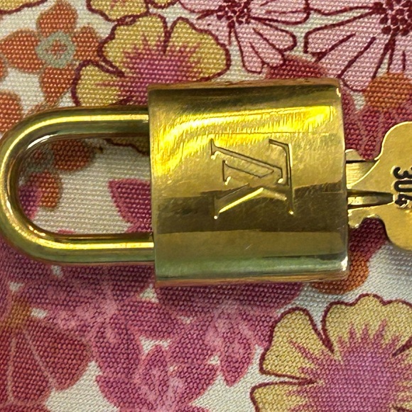 Louis Vuitton Lock/Key Set🌟🌟INCLUDES GOLD LINK CHAIN FOR $125 BUY NOW PRICE - Picture 2 of 8